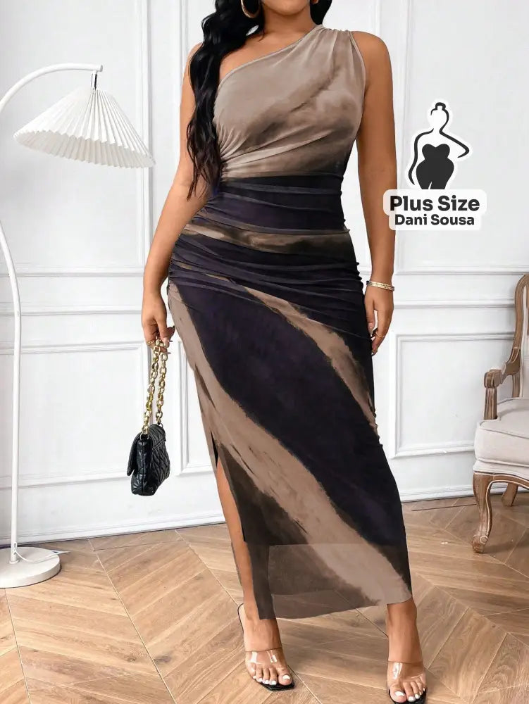 Vestido Midi de Um Ombro Só com Estampa Abstrata e Fenda Plus Size Vestido Midi de Um Ombro Só com Estampa Abstrata e