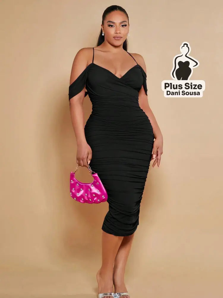 Vestido Midi Justo com Alças Finas e Detalhe Franzido Plus Size Vestido Midi Justo com Alças Finas e Detalhe Franzido