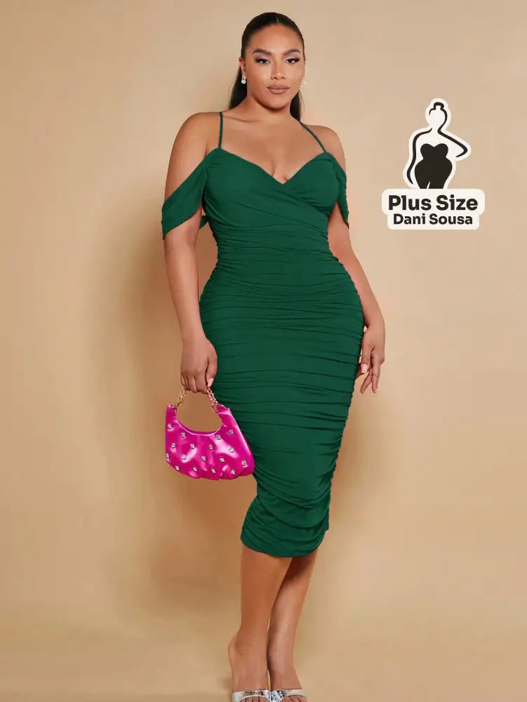 Vestido Midi Justo com Alças Finas e Detalhe Franzido Plus Size Vestido Midi Justo com Alças Finas e Detalhe Franzido