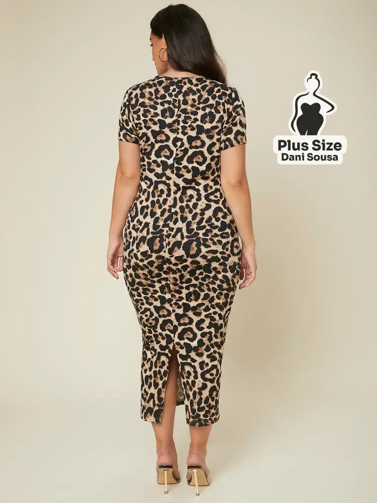 Vestido Midi Justo com Estampa de Onça Plus Size Vestido Midi Justo com Estampa de Onça Plus Size