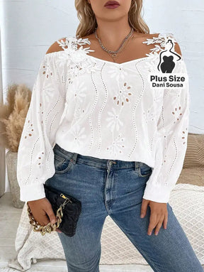 Blusa Ciganinha Com Bordado Vazado e Detalhes Florais Plus Size Blusa Ciganinha Com Bordado Vazado e Detalhes Florais