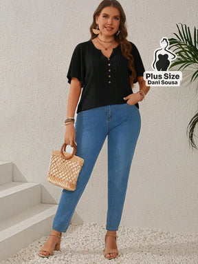 Blusa Com Botões Decorativos E Detalhes De Pregas Plus Size Blusa Com Botões Decorativos E Detalhes De Pregas Plus Size