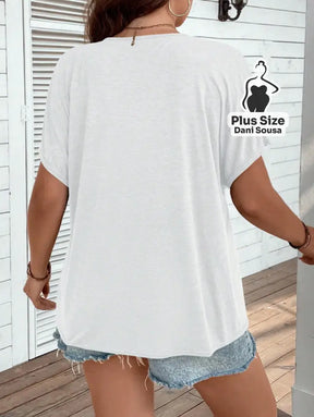 Blusa com Decote V e Detalhes Vazados nas Mangas Plus Size Blusa com Decote V e Detalhes Vazados nas Mangas Plus Size