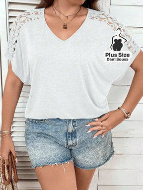 Blusa com Decote V e Detalhes Vazados nas Mangas Plus Size Blusa com Decote V e Detalhes Vazados nas Mangas Plus Size