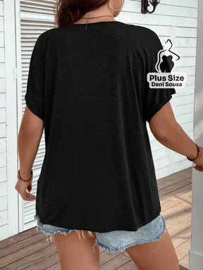 Blusa com Decote V e Detalhes Vazados nas Mangas Plus Size Blusa com Decote V e Detalhes Vazados nas Mangas Plus Size