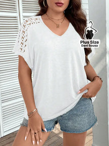 Blusa com Decote V e Detalhes Vazados nas Mangas Plus Size Branco / G Blusa com Decote V e Detalhes Vazados nas Mangas