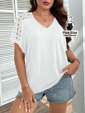 Blusa com Decote V e Detalhes Vazados nas Mangas Plus Size Branco / G Blusa com Decote V e Detalhes Vazados nas Mangas