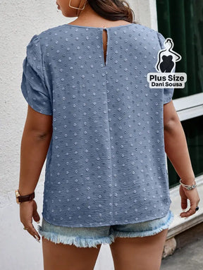 Blusa Com Detalhe Franzido Nas Mangas e Textura Delicada Plus Size Blusa Com Detalhe Franzido Nas Mangas e Textura