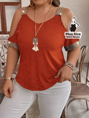 Blusa Com Detalhes de Pedraria e Ombros Vazados Plus Size Blusa Com Detalhes de Pedraria e Ombros Vazados Plus Size