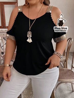 Blusa Com Detalhes de Pedraria e Ombros Vazados Plus Size Blusa Com Detalhes de Pedraria e Ombros Vazados Plus Size