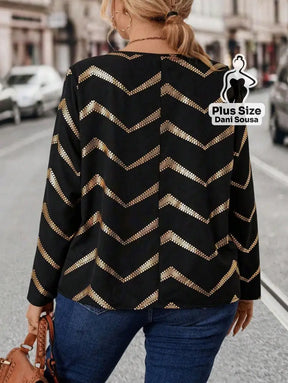Blusa com Estampa Chevron e Decote em Zíper Plus Size Blusa Bata Bordada com Detalhes Vazados Plus Size