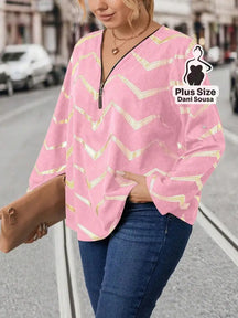 Blusa com Estampa Chevron e Decote em Zíper Plus Size Rosa / G Blusa Bata Bordada com Detalhes Vazados Plus Size