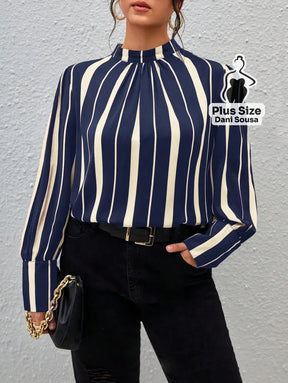 Blusa Com Gola Franzida E Estampa Moderna Plus Size Azul / G Conjunto Cropped e Shorts Estampado com Detalhes de Renda