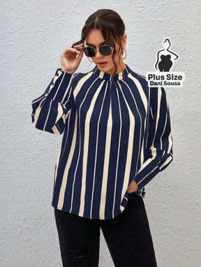 Blusa Com Gola Franzida E Estampa Moderna Plus Size Conjunto Cropped e Shorts Estampado com Detalhes de Renda Plus Size