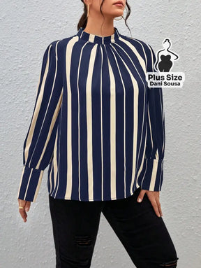 Blusa Com Gola Franzida E Estampa Moderna Plus Size Conjunto Cropped e Shorts Estampado com Detalhes de Renda Plus Size
