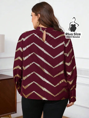 Blusa Com Gola Franzida E Estampa Moderna Plus Size Conjunto Cropped e Shorts Estampado com Detalhes de Renda Plus Size