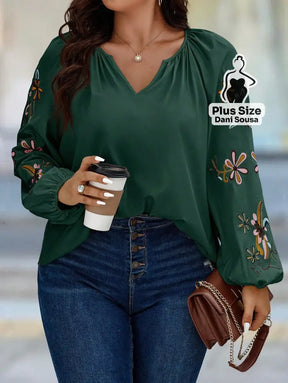 Blusa Com Mangas Bufantes Bordadas e Decote V Plus Size Blusa Com Mangas Bufantes Bordadas e Decote V Plus Size