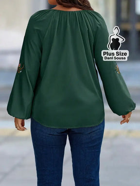 Blusa Com Mangas Bufantes Bordadas e Decote V Plus Size Blusa Com Mangas Bufantes Bordadas e Decote V Plus Size