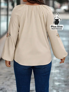 Blusa Com Mangas Bufantes Bordadas e Decote V Plus Size Blusa Com Mangas Bufantes Bordadas e Decote V Plus Size