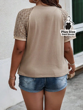 Blusa Com Mangas de Renda e Pregas Elegantes Plus Size Blusa Bata Bordada com Detalhes Vazados Plus Size