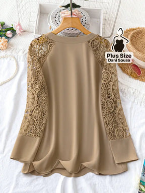 Blusa Com Mangas Rendadas E Detalhe Delicado Plus Size Conjunto Cropped e Shorts Estampado com Detalhes de Renda Plus