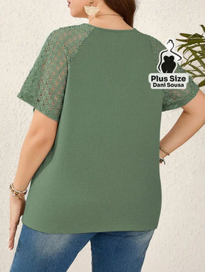 Blusa Com Renda E Detalhes Vazados Plus Size Blusa Com Renda E Detalhes Vazados Plus Size