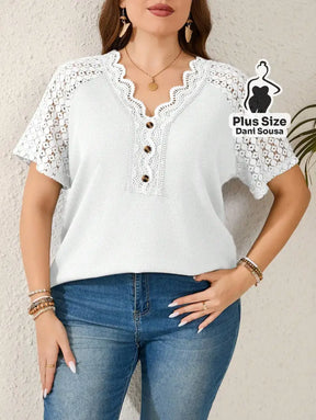 Blusa Com Renda E Detalhes Vazados Plus Size Blusa Com Renda E Detalhes Vazados Plus Size