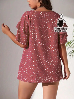 Blusa de Babados Com Estampa de Poás Plus Size Conjunto Cropped e Shorts Estampado com Detalhes de Renda Plus Size
