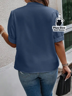 Blusa Elegante Com Laço Frontal e Detalhe de Botões Plus Size Blusa Elegante Com Laço Frontal e Detalhe de Botões Plus