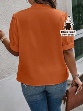 Blusa Elegante Com Laço Frontal e Detalhe de Botões Plus Size Blusa Elegante Com Laço Frontal e Detalhe de Botões Plus