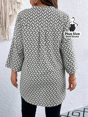 Blusa Estampada Com Decote V e Mangas 3/4 Plus Size Conjunto Cropped e Shorts Estampado com Detalhes de Renda Plus Size