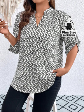 Blusa Estampada Com Decote V e Mangas 3/4 Plus Size Conjunto Cropped e Shorts Estampado com Detalhes de Renda Plus Size
