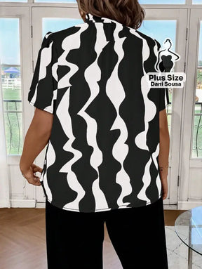 Blusa Estampada Com Gola Alta e Design Moderno Plus Size Blusa Estampada Com Gola Alta e Design Moderno Plus Size