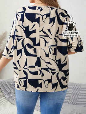 Blusa Estampada Com Mangas Amplas e Decote Em V Plus Size Blusa Estampada Com Mangas Amplas e Decote Em V Plus Size