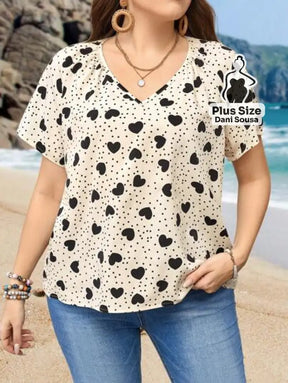 Blusa Estampada de Corações Com Decote V Plus Size Blusa Estampada de Corações Com Decote V Plus Size