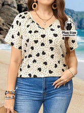 Blusa Estampada de Corações Com Decote V Plus Size Blusa Estampada de Corações Com Decote V Plus Size