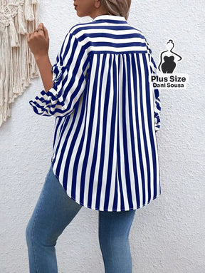 Blusa Listrada Com Bolso Frontal e Manga Ajustável Plus Size Blusa Listrada Com Bolso Frontal e Manga Ajustável Plus