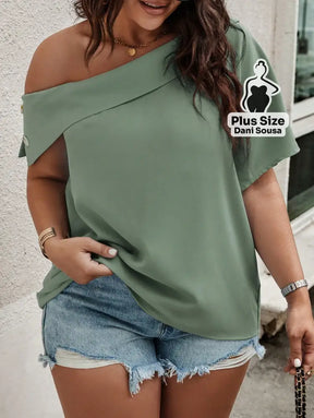 Blusa Ombro Caído Com Detalhe de Botão Plus Size Blusa Ombro Caído Com Detalhe de Botão Plus Size