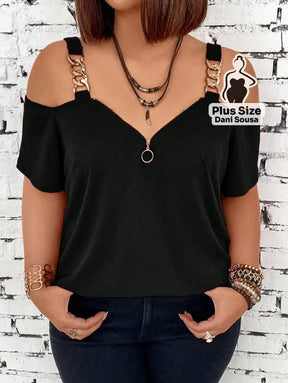 Blusa Ombro Vazado com Detalhe de Corrente Plus Size Blusa Ombro Vazado com Detalhe de Corrente Plus Size