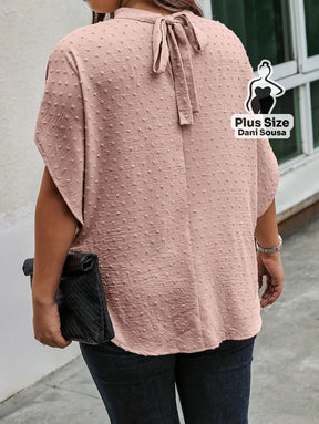 Blusa Solta Com Textura Delicada Plus Size Conjunto Cropped e Shorts Estampado com Detalhes de Renda Plus Size