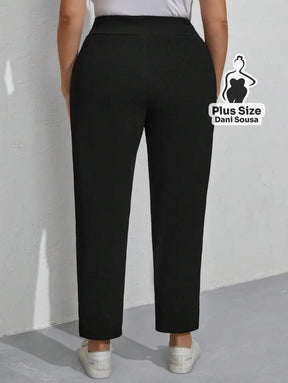 Calça Slim com Cós Alto e Bolsos Plus Size Calça Slim Bege com Cós Alto e Bolsos Plus Size