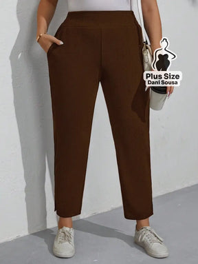 Calça Slim com Cós Alto e Bolsos Plus Size Calça Slim Bege com Cós Alto e Bolsos Plus Size