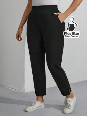 Calça Slim com Cós Alto e Bolsos Plus Size Calça Slim Bege com Cós Alto e Bolsos Plus Size