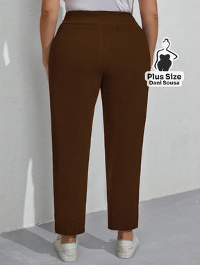 Calça Slim com Cós Alto e Bolsos Plus Size Calça Slim Bege com Cós Alto e Bolsos Plus Size