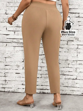 Calça Slim com Cós Alto e Bolsos Plus Size Calça Slim Bege com Cós Alto e Bolsos Plus Size
