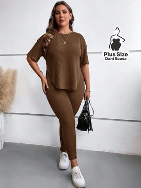 Conjunto Canelado com Blusa Solta e Legging Justa Plus Size Conjunto Canelado com Blusa Solta e Legging Justa Plus Size