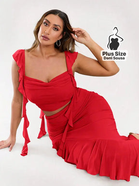 Conjunto Elegante com Detalhes de Babados e Top Cropped Plus Size Conjunto Elegante com Detalhes de Babados e Top