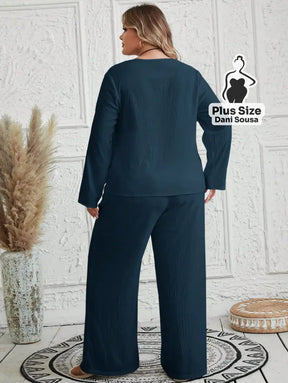 Conjunto Feminino de Blusa e Calça Com Detalhes de Botões Plus Size Conjunto Feminino de Blusa e Calça Com Detalhes de