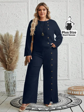 Conjunto Feminino de Blusa e Calça Com Detalhes de Botões Plus Size Conjunto Feminino de Blusa e Calça Com Detalhes de