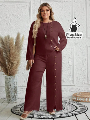 Conjunto Feminino de Blusa e Calça Com Detalhes de Botões Plus Size Conjunto Feminino de Blusa e Calça Com Detalhes de